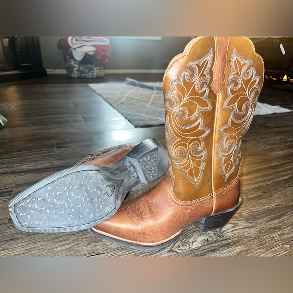 ARIAT BOOTS - Picture 2 of 4